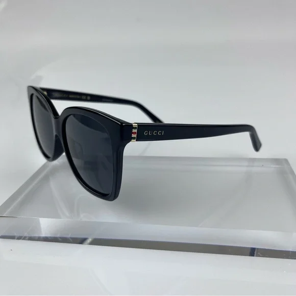 Gucci Black Unisex Sunglasses with Gucci logo on arms
